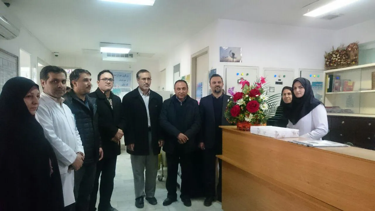 دیدار معاونت دانشکده پرستاری مراغه و هیئت همراه و دانش آموزان دبیرستان دخترانه سماء با پرستاران و تبریک روز پرستار