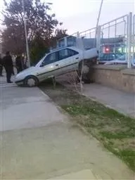 بی احتیاطی راننده موجب خسارت به بیمارستان شد