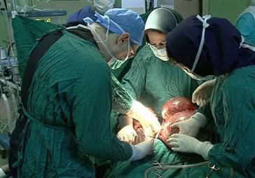 خارج نمودن توده 12 کیلویی ازشکم پیرزن 84 ساله مراغه ای